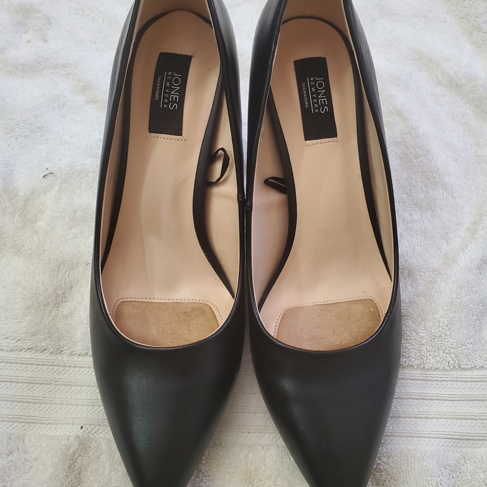 Jones New York signature pointed toe heeled